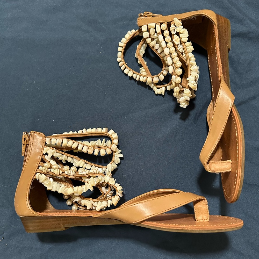 Nine West sz 9 strappy sandal with shell embellishments